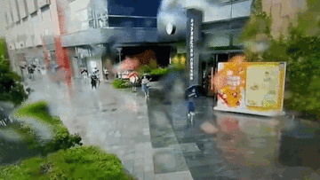 Khoảnh khắc cô gái gãy 3 răng cửa vì bị biển quảng cáo đè trúng người