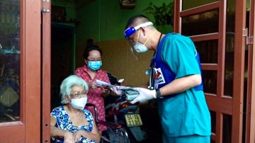 Con gái nghẹn ngào vì mẹ già được tiêm vaccine Covid miễn phí tận nhà