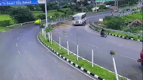 Khoảnh khắc bị cuốn vào gầm xe buýt, nam thanh niên thoát chết thần kỳ