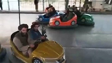 Chiến binh Taliban mang theo súng, vui chơi tại công viên giải trí Kabul