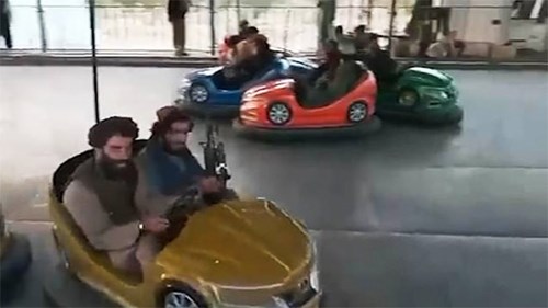 Chiến binh Taliban mang theo súng, vui chơi tại công viên giải trí Kabul