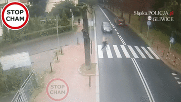 Bị ô tô húc văng khi sang đường, cô gái vẫn đứng dậy đi lại bình thường
