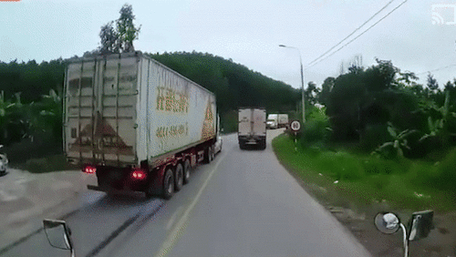 Container phanh cháy lốp, tránh được vụ tai nạn thảm khốc