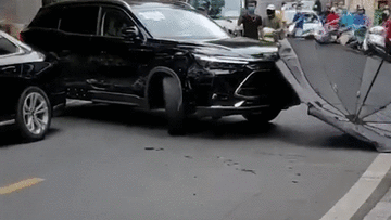 Thanh niên nghi 'ngáo đá' lái xe gây loạn phố Hà Nội