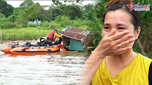 Xuồng hơi lướt sóng sông Hồng, chở hàng trăm suất quà đến từng căn nhà nổi