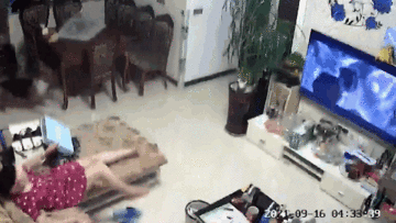 Khoảnh khắc động đất rung chuyển Tứ Xuyên, vợ lao vào phòng ngủ gọi chồng