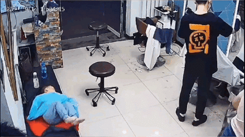 Người mẹ lao xuống sàn đỡ con trai đang ngủ bị ngã