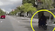 Khoảnh khắc cố tránh ô tô sang đường, xe máy lao thẳng gốc cây