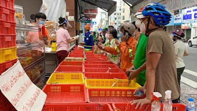 TP.HCM: Xếp hàng dài mua bánh Trung thu giữa trời nắng nóng