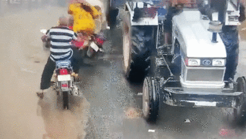 Bị bánh xe chèn qua đầu, người đàn ông thoát chết thần kỳ