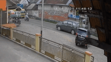 Khoảnh khắc 2 xe tải dính chặt vào nhau, 'lao như điên' trên đường hẹp