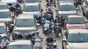 Sáng trước ngày hết giãn cách đợt 4, Hà Nội xe đi lại kín đường