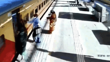 Cố lên đoàn tàu đang chạy, người phụ nữ trượt chân ngã xuống đường ray