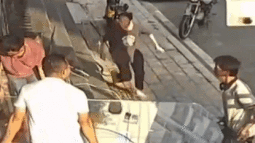 Cô gái nhiệt tình giúp 3 người đàn ông bê tấm kính và cái kết bất ngờ