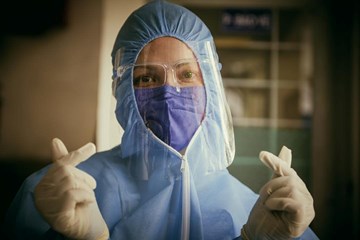 H’Hen Niê được ví 'hoa hậu lực điền' vì tự vác bao gạo 50 kg