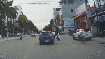 Tránh xe máy đi ngược chiều, người đi xe đạp va phải ô tô ngã ra đường