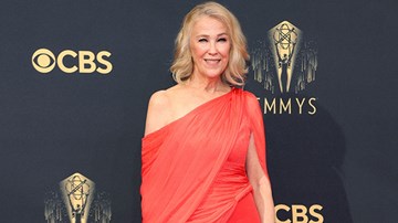 Catherine O'hara diện đồ NTK Công Trí lọt Top đẹp nhất thảm đỏ Emmy 2021