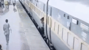 Vội rời đoàn tàu đang chạy, mẹ và con gái 3 tuổi bị ngã xuống đường ray