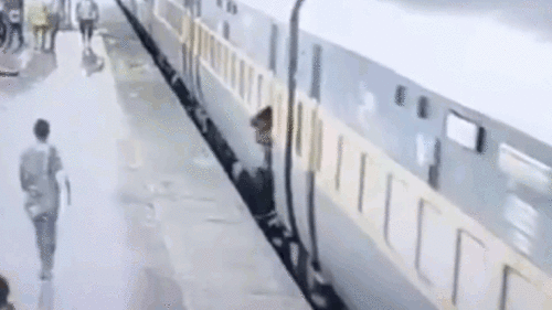 Vội rời đoàn tàu đang chạy, mẹ và con gái 3 tuổi bị ngã xuống đường ray