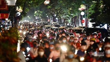 Nghìn người đổ đi chơi Trung thu, các phố quanh Hồ Gươm, Hàng Mã ùn tắc