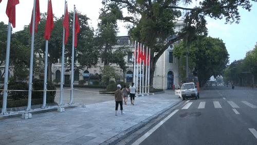 Vừa nới lỏng giãn cách, người dân đã đổ ra hồ Gươm tập thể dục