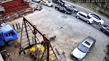 Xe đầu kéo mất phanh đâm hàng loạt ô tô đang đỗ trên đường
