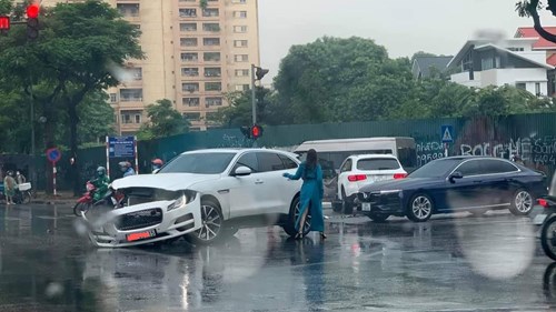 Ô tô ‘học đòi’ shipper vượt đèn đỏ và cái kết đau thương