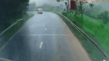 Vào cua tốc độ cao, xe buýt tông trực diện xe đầu kéo