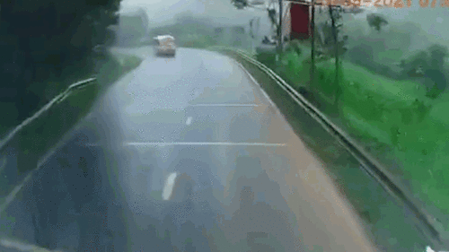 Vào cua tốc độ cao, xe buýt tông trực diện xe đầu kéo