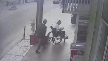 Cướp táo tợn giật điện thoại trên tay người đàn ông ngồi xe lăn