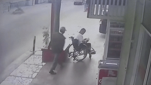 Cướp táo tợn giật điện thoại trên tay người đàn ông ngồi xe lăn