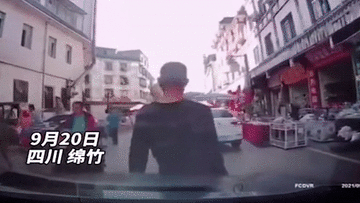 Đạp nhầm chân ga, tài xế ủi bay hàng loạt người đi bộ trên đường