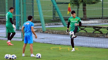 Văn Lâm chấn thương, Văn Hoàng nói về khả năng cạnh tranh với Tấn Trường