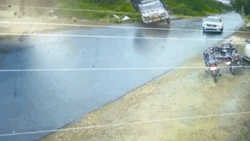 Xe tải bất ngờ lật ngang giữa đường, xe con may mắn thoát nạn