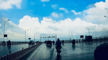 Xe máy bất ngờ ngã sõng soài trước đầu ô tô trên cầu Vĩnh Tuy