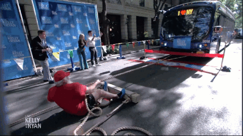 Người đàn ông từng kéo máy bay, xe tải lập kỷ lục mới kéo xe buýt 15 tấn