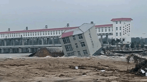 Hồ xả lũ khiến tòa nhà nhiều tầng trôi xuống sông, ‘nát vụn’ sau vài giây
