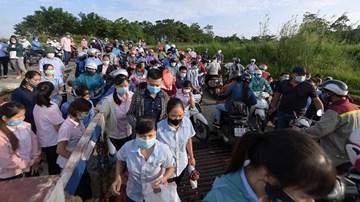 Phà Đức Bác quá tải, nghìn công nhân không đến được công ty