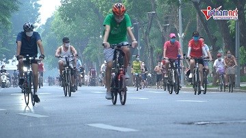 Hồ Hoàn Kiếm nhộn nhịp từ mờ sáng ngày mở lại thể dục thể thao ngoài trời