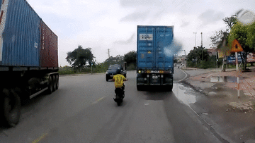 Vượt ẩu sau đuôi xe container, nam thanh niên suýt phải trả giá đắt