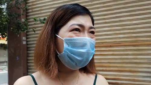 Người hâm mộ khóc thương trước nhà riêng Phi Nhung