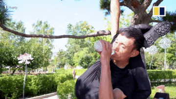 Người đàn ông uốn dẻo như người không xương gây sốt mạng xã hội