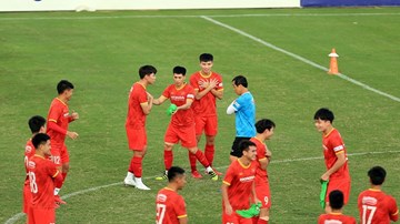 Trước 'giờ G' đấu Trung Quốc: Trọng Hoàng chấn thương, Đình Trọng trở lại
