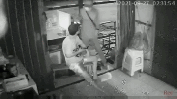 Bốn thanh niên cầm liềm xông vào nhà dân cướp điện thoại