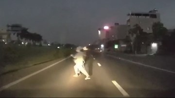 Khoảnh khắc người phụ nữ lớn tuổi sang đường suýt bị ô tô tông trúng