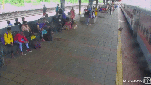 Vội nhảy tàu vì nhầm chuyến, cụ bà bị tàu kéo lê và cái kết may mắn