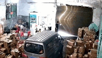 Khoảnh khắc gió mạnh thổi bay cửa cuốn nhà kho bằng sắt ở Trung Quốc