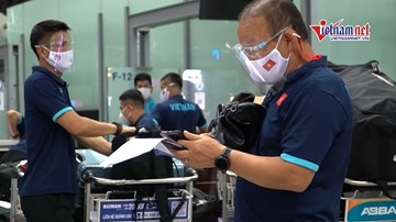 HLV Park vẫn làm 'vệ sĩ' cho học trò ngay cả trong ngày sinh nhật tuổi 64
