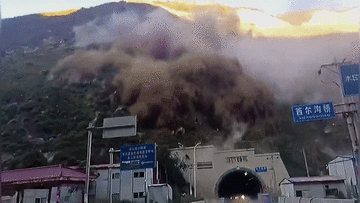 Hàng trăm khối đất đá lăn xuống đường, che kín đường hầm xuyên núi