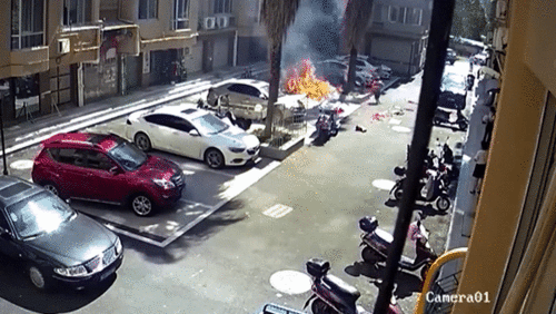 Đốt pháo ăn mừng vừa tậu xe mới, người phụ nữ vô tình đốt cháy xe hàng xóm
